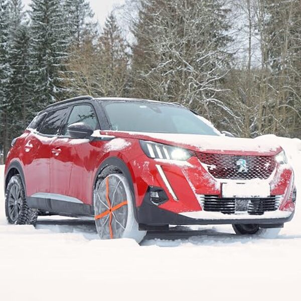 Découvrez l'efficacité de l'AutoSock HP 870, l'innovant équipement textile pour une conduite sereine sur routes enneigées, en alternative aux chaînes traditionnelles